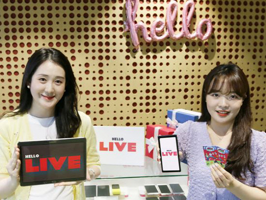 LG헬로비전 관계자들이 '헬로 LIVE'와 헬로모바일 유심을 소개하고 있다. LG헬로비전 제공